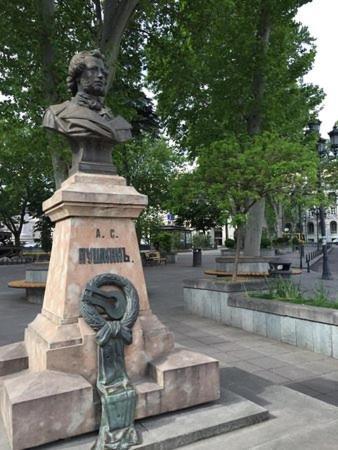 Daire Madona's Tiflis